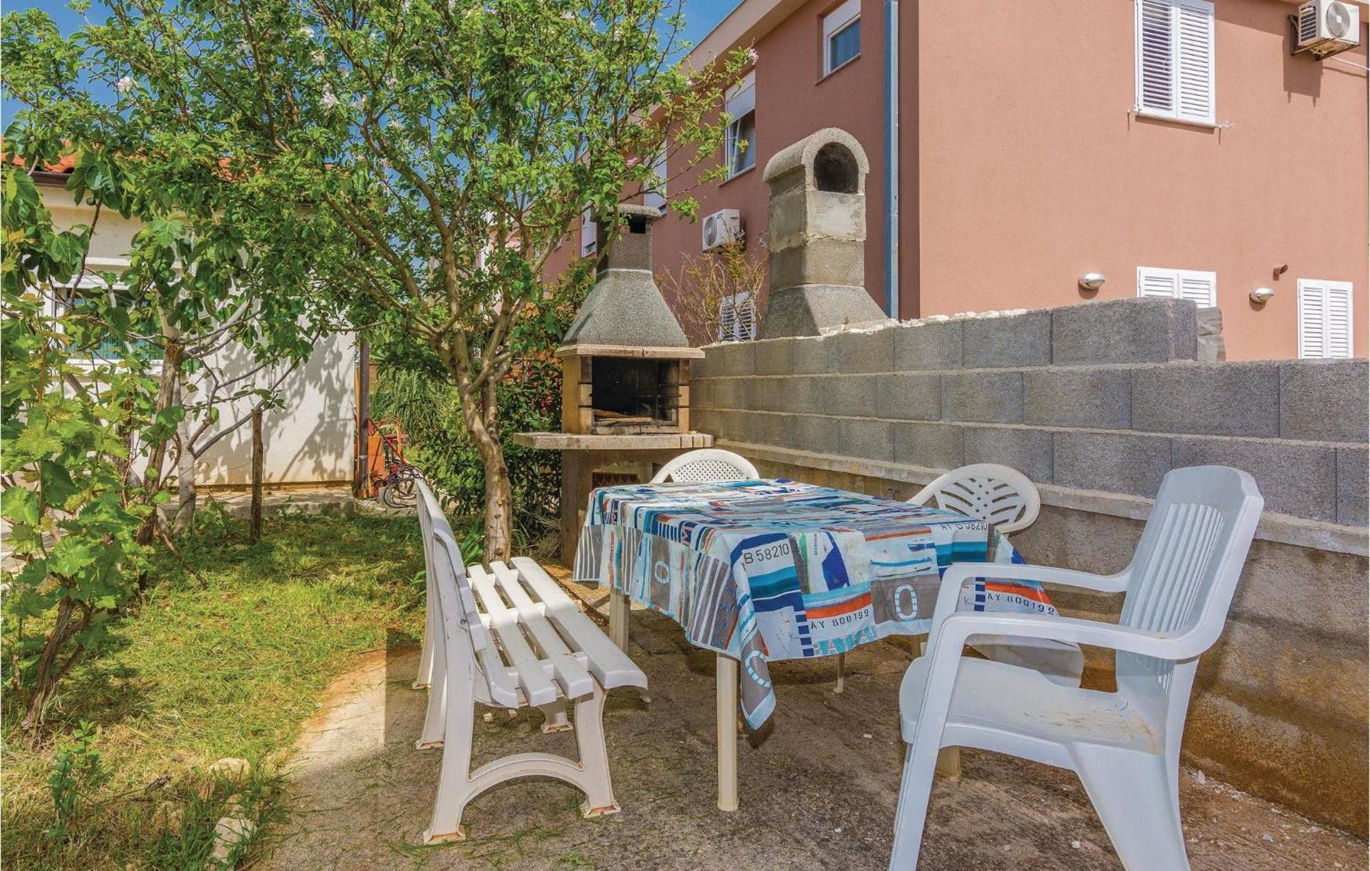 Lovely Apartment In Vir With Kitchen Kültér fotó